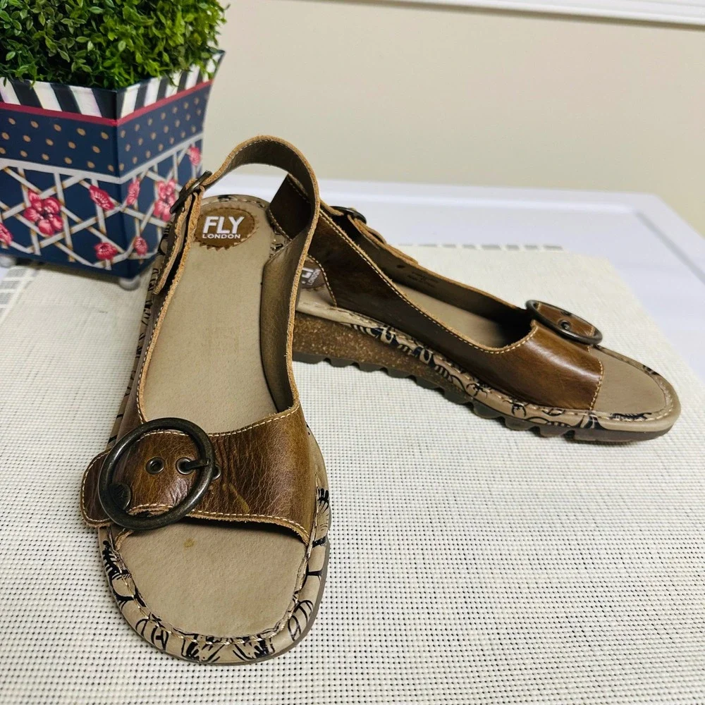Fly London Tram Tan Leather Buckle Low Platform Sandals sz EU 42/ 10.5- 11 US - Picture 1 of 9